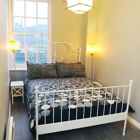 Half-penny Bridge Apartment *